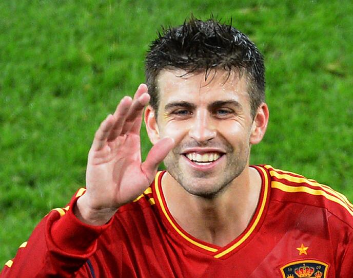 "Winke Winke, mein Schatz!" Sein spanischer Teamkollege Piqué hat auch allen Grund zur Freude...