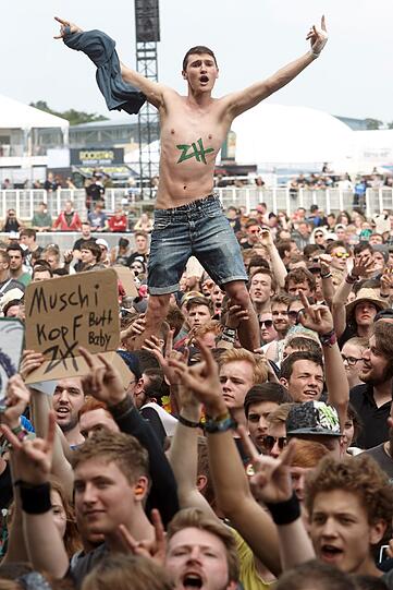 Alternativ dieser Herr - einfach nur Crowdsurfen oder auf Schultern sitzen war ihm wohl zu langweilig.
