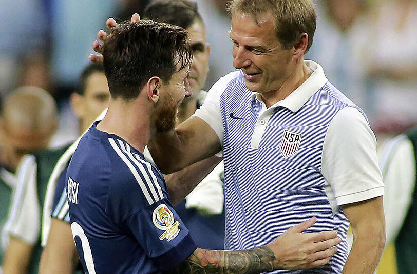 Gratulation für den Sieger: US-Nationaltrainer Jürgen Klinsmann (rechts) und Argentiniens Superstar Lionel Messi.