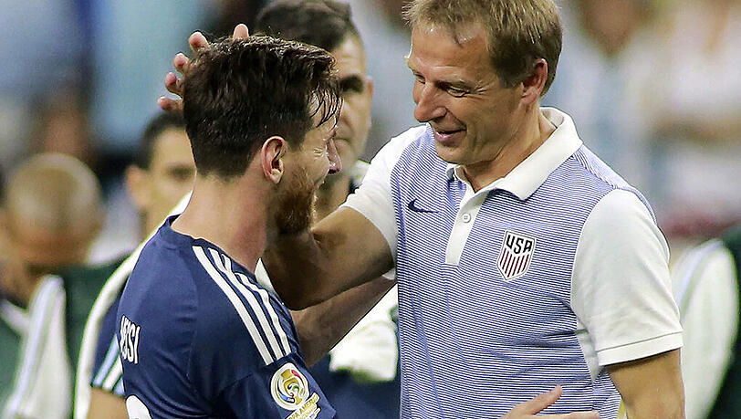 Gratulation für den Sieger: US-Nationaltrainer Jürgen Klinsmann (rechts) und Argentiniens Superstar Lionel Messi. Gratulation für den Sieger: US-Nationaltrainer Jürgen Klinsmann (rechts) und Argentiniens Superstar Lionel Messi.