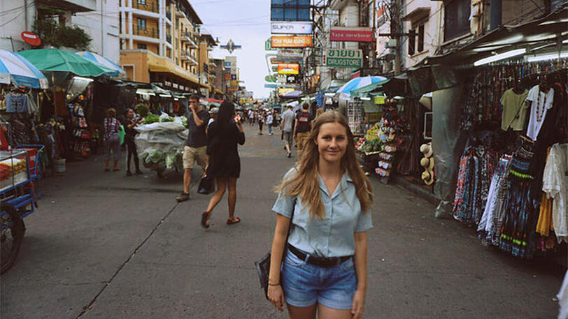 Straßenmarkt: Lisa auf der Khao San Road in Bangkok.