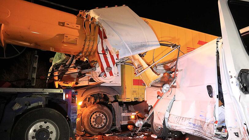 Tödlicher Unfall auf der A3: Ein Lkw-Fahrer übersah das Stauende...
