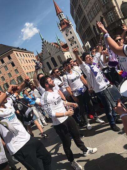 Anhänger des FC Bayern und Fans von Real Madrid gemeinsam in der Münchner Innenstadt. Klicken Sie sich durch die Bilder.