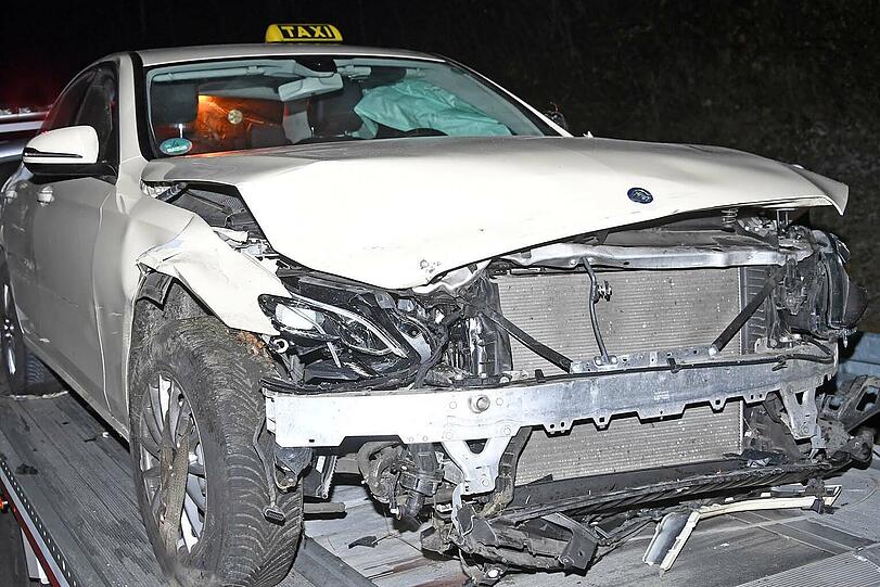 Ein nicht ortskundiger Taxifahrer ist am Montagabend versehentlich falsch auf die Richtungsfahrbahn der A95 - zwischen den Anschlussstellen Wolfratshausen und Seeshaupt kam es zum Unfall.