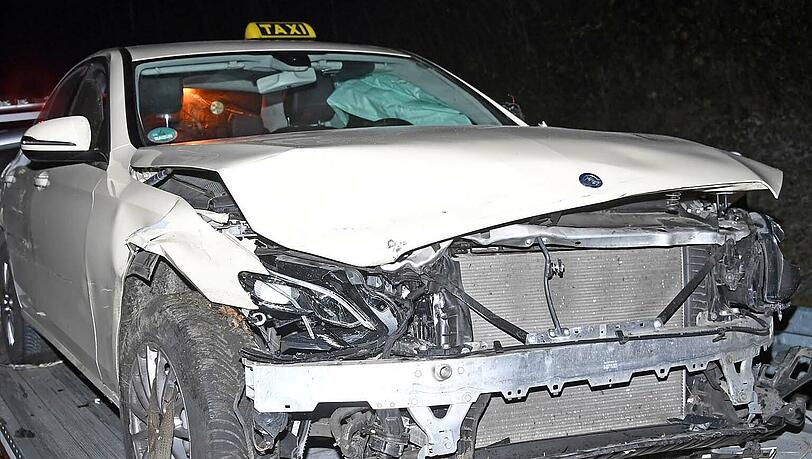 Ein nicht ortskundiger Taxifahrer ist am Montagabend versehentlich falsch auf die Richtungsfahrbahn der A95 - zwischen den Anschlussstellen Wolfratshausen und Seeshaupt kam es zum Unfall. Ein nicht ortskundiger Taxifahrer ist am Montagabend versehentlich falsch auf die Richtungsfahrbahn der A95 - zwischen den Anschlussstellen Wolfratshausen und Seeshaupt kam es zum Unfall.
