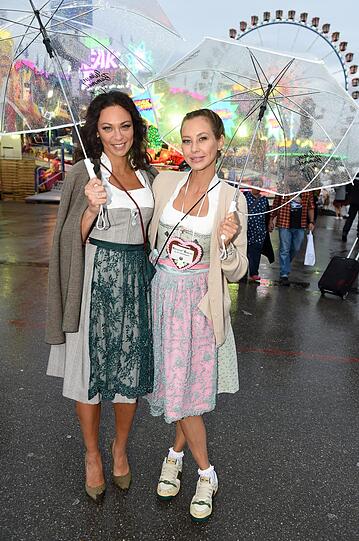 Top und Flop: Lilly Becker im schlichten Dirndl mit glamouröser Schürze und Pumps, während Alessandra Meyer-Wölden klobige Turnschuhe trägt.