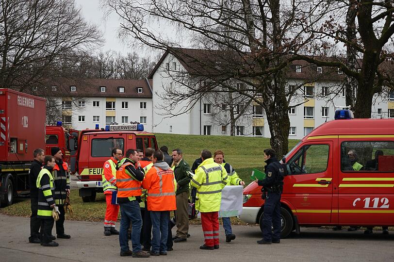 Die Feuerwehr, Polizei und Sprengstoff-Experten vor Ort zogen am späten Nachmittag ab. Die Entschärfung soll am Donnerstag um 15 Uhr beginnen.