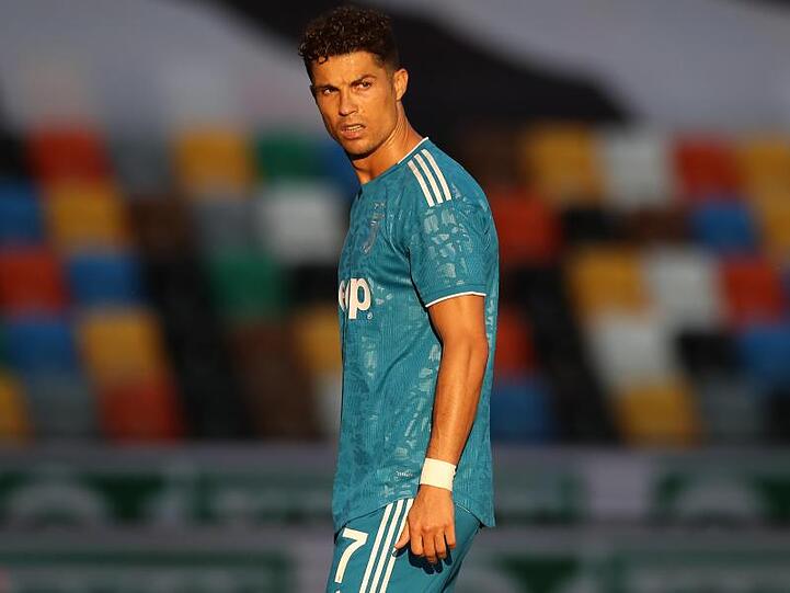 Superstar Cristiano Ronaldo muss mit Juve auf den Gewinn der Meisterschaft noch warten.