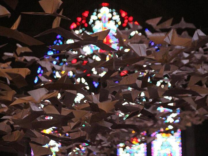 Die Installation "Les Colombes", bestehend aus rund 2000 weißen Papiertauben des Münchner Künstlers Michael Pendry, hängt in der Kirche Church of the Heavenly Rest. Die Skulptur ist ein Symbol des Geistes und des Friedens.