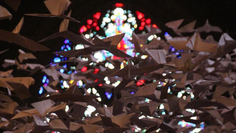 Die Installation "Les Colombes", bestehend aus rund 2000 weißen Papiertauben des Münchner Künstlers Michael Pendry, hängt in der Kirche Church of the Heavenly Rest. Die Skulptur ist ein Symbol des Geistes und des Friedens. Die Installation "Les Colombes", bestehend aus rund 2000 weißen Papiertauben des Münchner Künstlers Michael Pendry, hängt in der Kirche Church of the Heavenly Rest. Die Skulptur ist ein Symbol des Geistes und des Friedens.