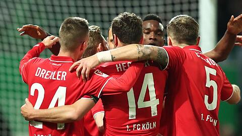 Kölns Spieler bejubeln das Tor zum 0:4 gegen SpVgg Greuther Fürth. Foto: Daniel Karmann