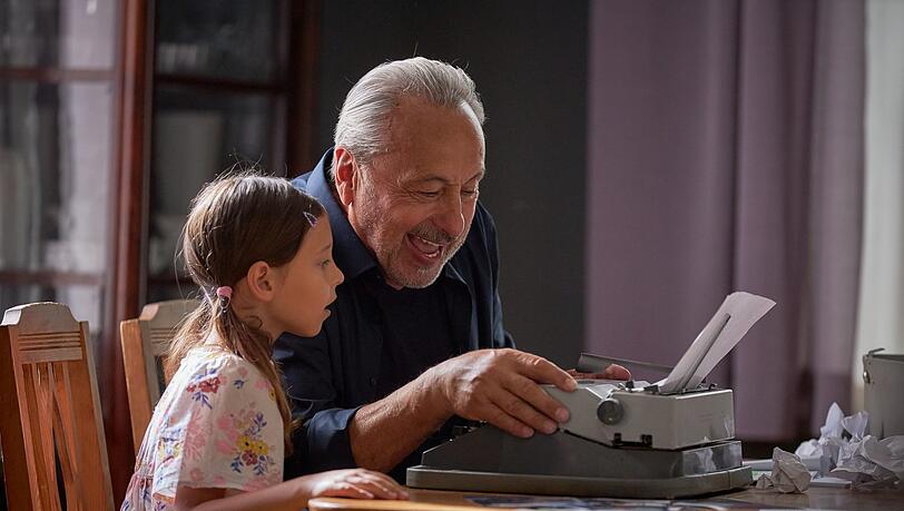 Im Homeoffice: Stubbe (Wolfgang Stumph) kann mit einer alten Schreibmaschine die Neugier seiner Enkelin (Greta Kasalo) wecken.
