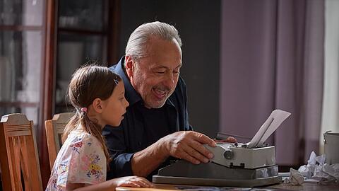 Im Homeoffice: Stubbe (Wolfgang Stumph) kann mit einer alten Schreibmaschine die Neugier seiner Enkelin (Greta Kasalo) wecken.