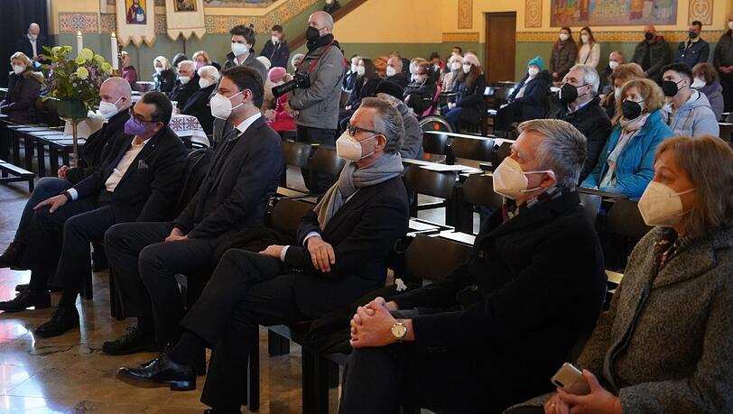 Auch Minister Georg Eisenreich, IHK-Präsident Klaus Josef Lutz und Generalkonsul Yuriy Yarmilko (v.l.) besuchen den Gottesdienst. Auch Minister Georg Eisenreich, IHK-Präsident Klaus Josef Lutz und Generalkonsul Yuriy Yarmilko (v.l.) besuchen den Gottesdienst.