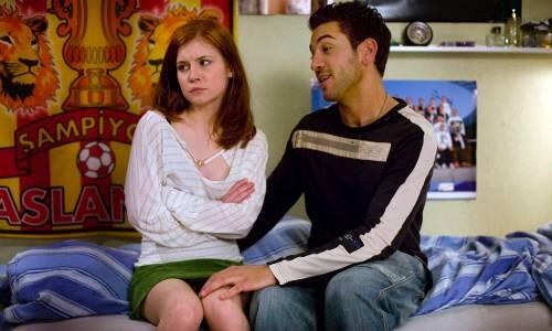 Deutsch-türkisches Liebesfiasko mit Lena (Josefine Preuß) und Cem (Elyas M&rsquo;Barek) am Vorabend.