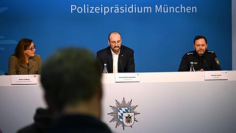 Armin Ritterswürden (M.), Kriminalrat der Polizei München, bei der Pressekonferenz zu einer Festnahme nach dem Tötungsdelikt.