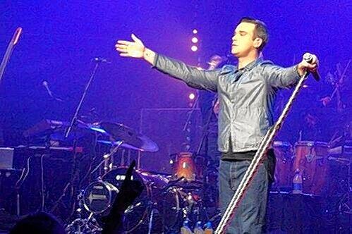 Ein Meister ausgefuchster Show-Gesten: Robbie Williams (35) wirkte beim Auftritt im Londoner Roundhouse souverän.