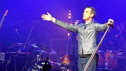 Ein Meister ausgefuchster Show-Gesten: Robbie Williams (35) wirkte beim Auftritt im Londoner Roundhouse souverän. Ein Meister ausgefuchster Show-Gesten: Robbie Williams (35) wirkte beim Auftritt im Londoner Roundhouse souverän.