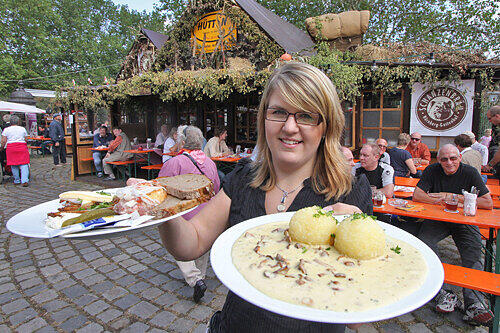 Letztes Jahr servierte Valerie Beugler vor der &bdquo;Hütt&rsquo;n&ldquo;-Hütte an der Insel Schütt &ndash; diese Hütte wurde nun geklaut.