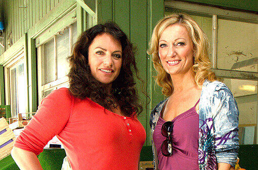 Die Zwei vom Markt: Monika Gruber (r.) als Bistro-Betreiberin Moni und Christine Neubauer als Gemüsefrau Elfi.