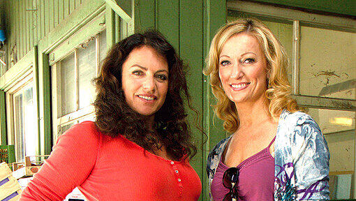 Die Zwei vom Markt: Monika Gruber (r.) als Bistro-Betreiberin Moni und Christine Neubauer als Gemüsefrau Elfi. Die Zwei vom Markt: Monika Gruber (r.) als Bistro-Betreiberin Moni und Christine Neubauer als Gemüsefrau Elfi.