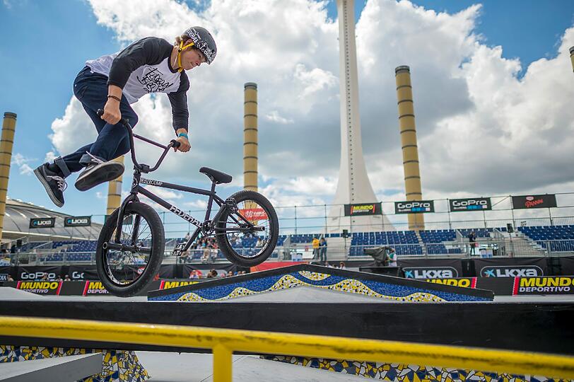 BMX: DIE DISZIPLINEN: Beim Big Air starten die Fahrer von der 26 Meter hohen und 53 Grad steilen Mega Ramp, beschleunigen innerhalb kürzester Zeit auf 70 Stundenkilometer, zeigen an von drei verschiedenen Kickern ihre Tricks und Salti, landen auf einer weiteren Rampe, die in eine acht Meter hohe Quarterpipe übergeht, wo der zweite Sprung wartet. Gewertet werden Style, Schwierigkeitsgrad und Ausführung. Beim BMX Park zeigen die Athleten in einer Art ausgelassenem Swimmingpool ihre Tricks. 
DIE GEFAHREN: Gerade unter den Big-Air-Fahrern ist die Rollstuhldichter recht hoch. Gebrochene Arme und Beine zählen nur bedingt als Verletzung.