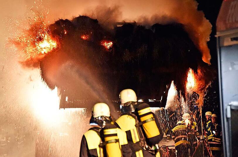 Der Brand einer Heuscheune stellte die Feuerwehren vor einige Probleme.