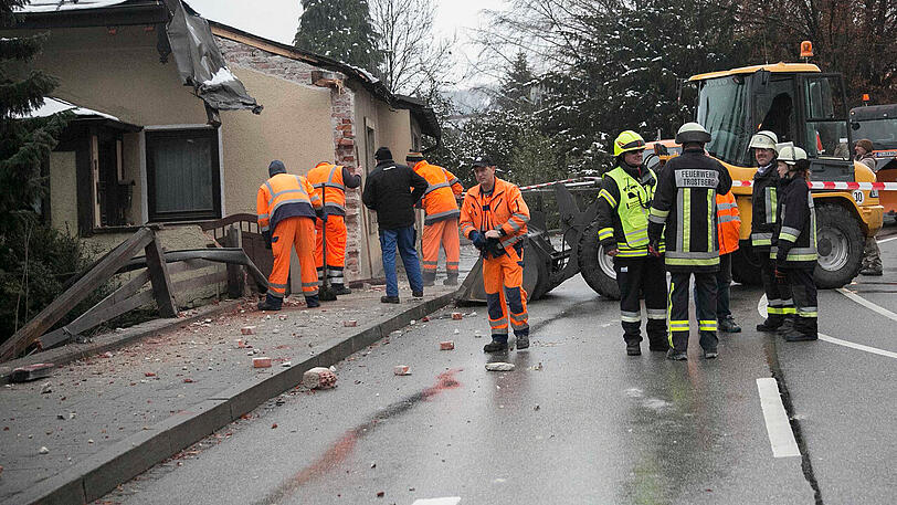 Eine Fahrt mit überhöhter Geschwindigkeit durch das oberbayerische Trostberg endet für den Fahrer eines Sattelzuges über dem Abgrund.