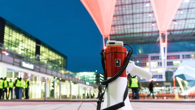 Ein Megafon am Flughafen auf dem Boden vor dem Terminal 2. Dort haben sich auch Mitarbeiter im Warnstreik versammelt. Foto: Tobias Hase Ein Megafon am Flughafen auf dem Boden vor dem Terminal 2. Dort haben sich auch Mitarbeiter im Warnstreik versammelt. Foto: Tobias Hase