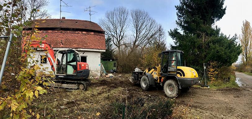 Hier entkernen Arbeiter die Eggartenstraße 4, inzwischen klafft im Dach ein Loch, durch das es ins bislang trockene Häuschen hineinregnen wird.