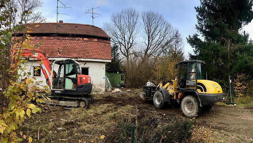Hier entkernen Arbeiter die Eggartenstraße 4, inzwischen klafft im Dach ein Loch, durch das es ins bislang trockene Häuschen hineinregnen wird. Hier entkernen Arbeiter die Eggartenstraße 4, inzwischen klafft im Dach ein Loch, durch das es ins bislang trockene Häuschen hineinregnen wird.