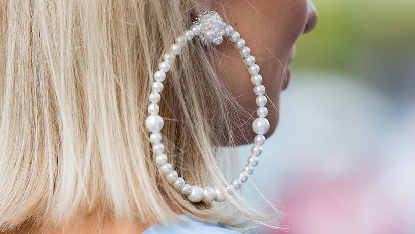 Perlen um den Hals und an den Ohren: Im Jahr 2022 dreht sich bei den Accessoires alles um Pearlcore.