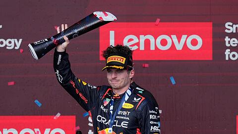 Red-Bull-Pilot Max Verstappen feiert auf dem Podium nach seinem Sieg.