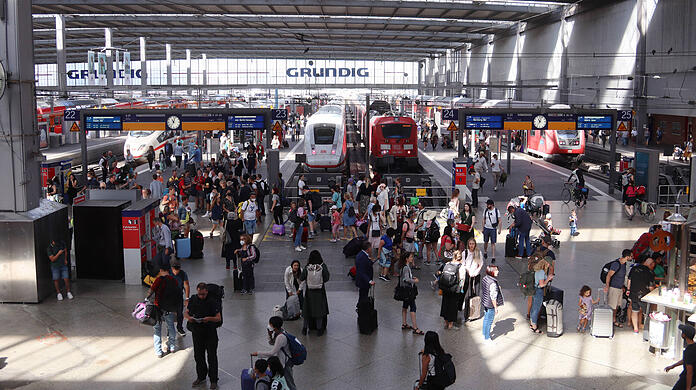 Menschengewimmel auf dem Hauptbahnhof in München – da sorgt die kaputte Rolltreppe für doppelten Ärger (Symbolbild).
