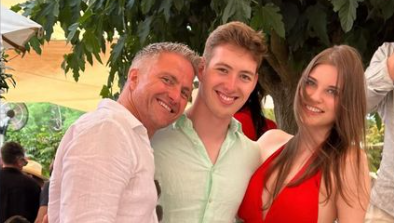 Ralf Schumacher strahlt auf seiner Geburtstagsfeier an der Seite seines Sohnes David und von dessen Freundin Vivien. Ralf Schumacher strahlt auf seiner Geburtstagsfeier an der Seite seines Sohnes David und von dessen Freundin Vivien.