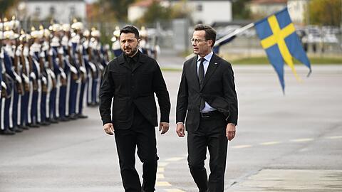 Der ukrainische Präsident Wolodymyr Selenskyj (links) wurde am Mittwoch von Regierungschef Ulf Kristersson (rechts) in Linköping begrüßt.