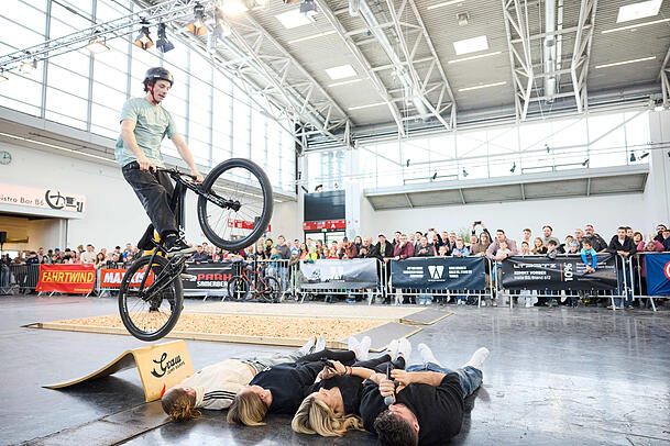 Ein gro&szlig;er Spa&szlig; f&uuml;r Radl-Fans: der Fahrrad-Parcours zum Testen neuer R&auml;der.