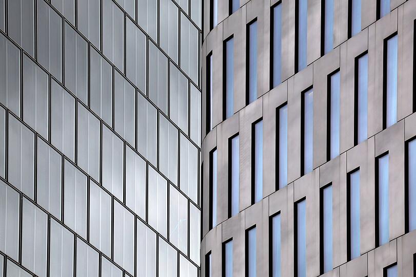 Bogenhausener Tor: die Metall- und Glas-Fassade im Detail.