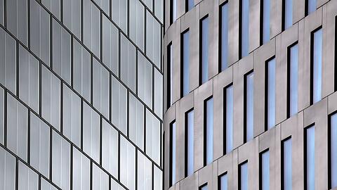 Bogenhausener Tor: die Metall- und Glas-Fassade im Detail.