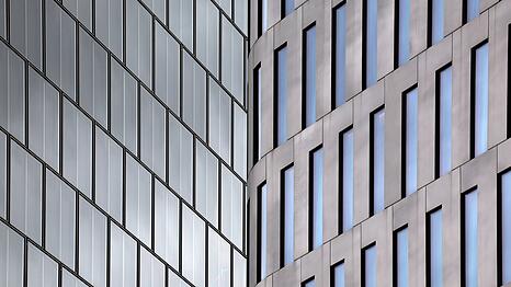 Bogenhausener Tor: die Metall- und Glas-Fassade im Detail.