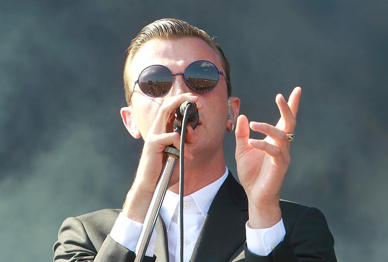 Auch der Sänger der britischen Band "Hurts" hat seine Sonnenbrille mitgebracht.