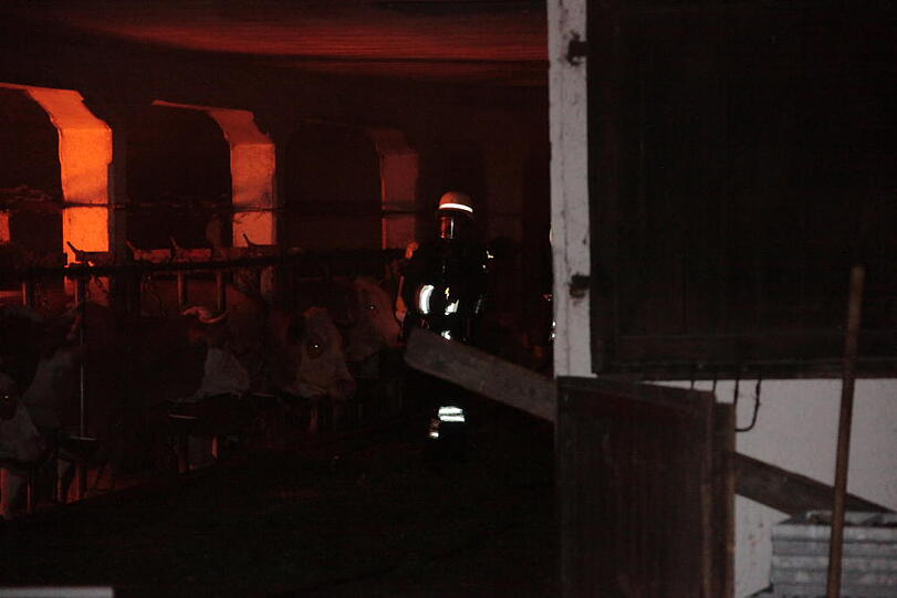 Feuerwehreinsatz in der Nacht zum Dienstag in Heldenstein: Ein Blitzschlag hat das Anwesen in Brand gesetzt. Es entstand ein Schaden in Höhe von einer halben Million Euro. Die Bilder vom Einsatz...