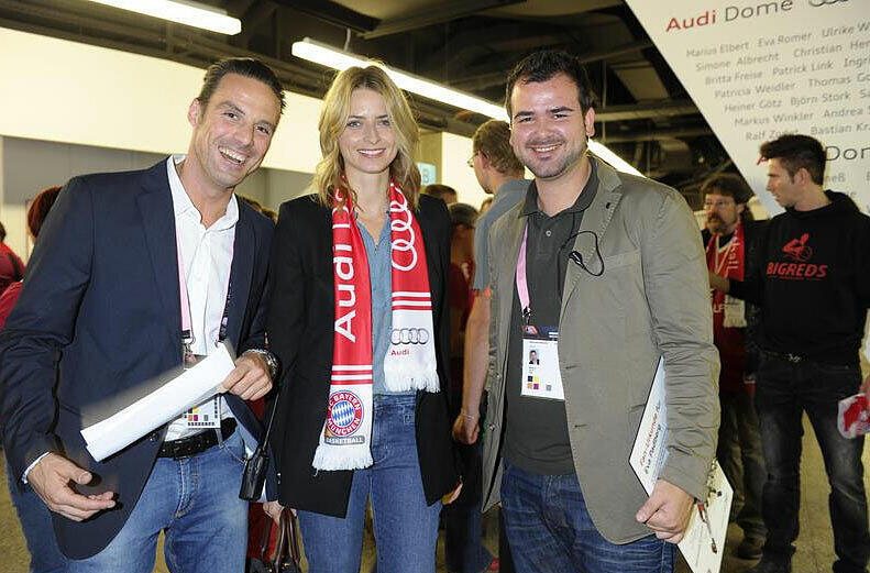 Die Fans der FC Bayern-Basketballer können sich nämlich im Laufe der Saison im Internet unter www.audidome-fans.de registrieren lassen, und die Namen aller bisherigen Teilnehmer der Aktion sind bereits auf den Säulen im Foyer des "Audi Dome" zu finden. Auf diesem und dem nächstem Bild: Padberg...