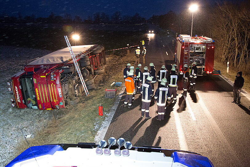 Ein mit Schnittholz beladener Lkw aus Slowenien ist am Montagabend gegen 18.30 Uhr von der Fahrbahn abgekommen und in ein Feld gekippt. Der Fahrer wurde leicht verletzt. Die Bilder