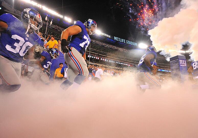 Markus Kuhn (2.v.l) bei den New York Giants. (Archivbild).