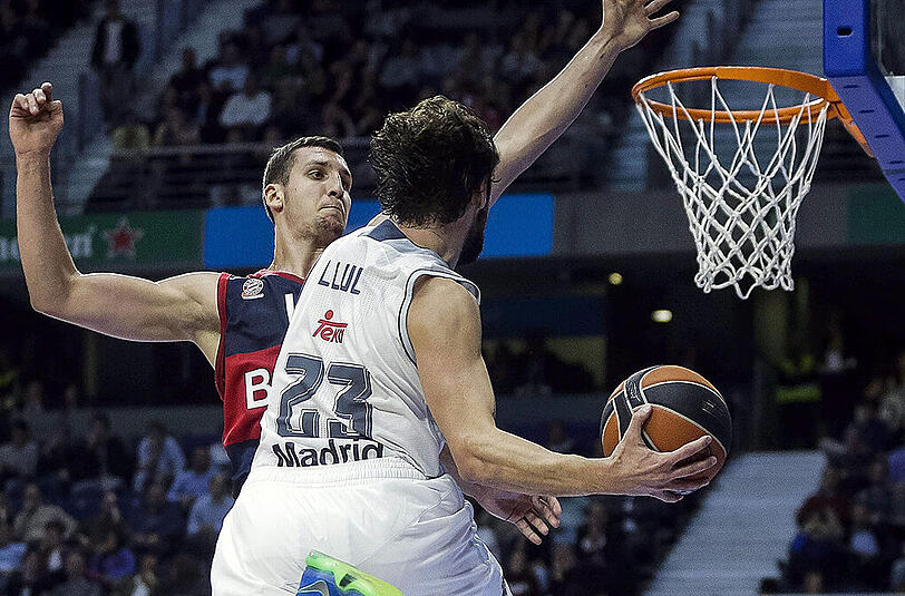 Real-Guard Sergio Llul (vorne) im Duell mit Paul Zipser vom FC Bayern.