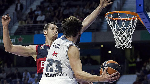 Real-Guard Sergio Llul (vorne) im Duell mit Paul Zipser vom FC Bayern.