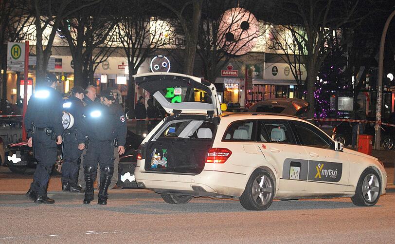 Ein von Kugeln durchsiebtes Taxi in Berlin. Hier bekriegen sich anscheinend verfeindete Rocker-Clans.