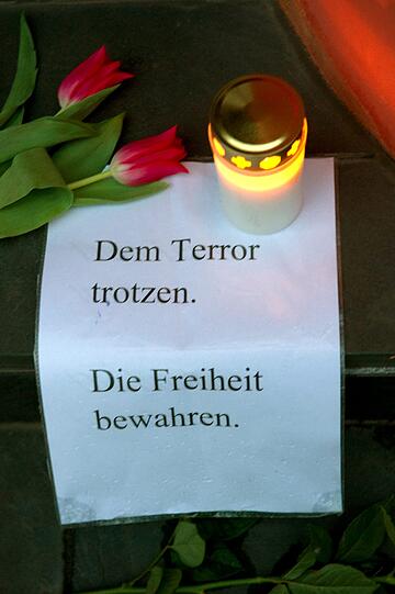 "Dem Terror trotzen. Die Freiheit bewahren." steht auf einem Zettel vor der belgischen Botschaft in Berlin. Nach den Bombenanschlägen von Brüssel haben zahlreiche Menschen Blumen und Kerzen niedergelegt, um der Opfer zu gedenken.