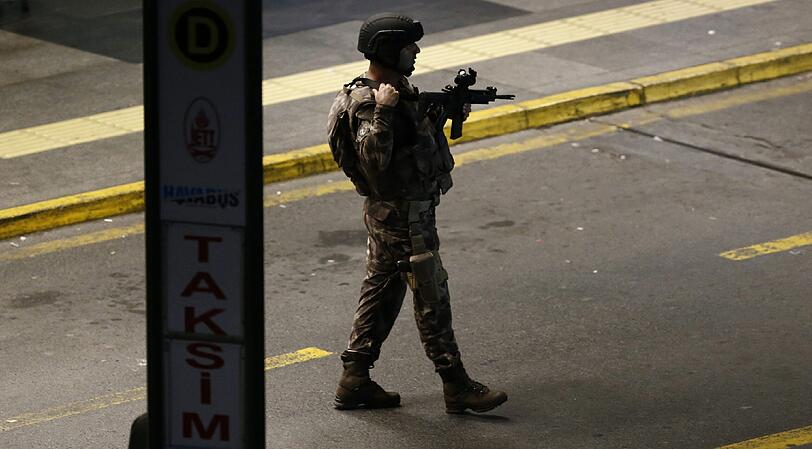 Bei dem Terroranschlag am Flughafen Atatürk in Istanbul haben sich zwei der Angreifer vor dem Ankunftsbereich des Internationalen Terminals in die Luft gesprengt, ein weiterer auf dem angrenzenden Parkplatz.